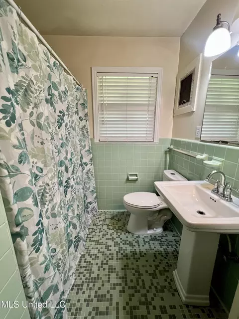 Bath - 111 E Gresham St, Indianola, MS 38751 photo 2 of 2