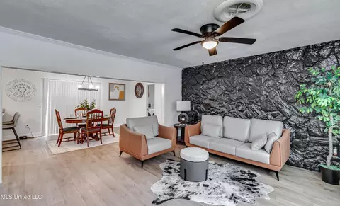Living - 667 Queen Cir, Jackson, MS 39209 photo 1 of 2