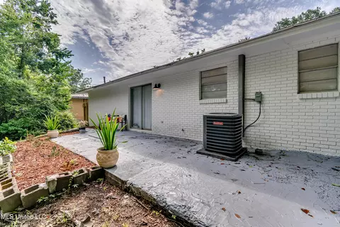 Exterior - 667 Queen Cir, Jackson, MS 39209 photo 3 of 6