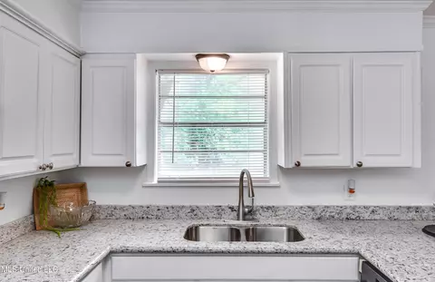 Kitchen - 667 Queen Cir, Jackson, MS 39209 photo 5 of 7