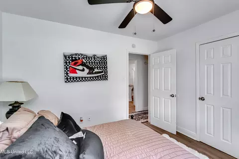 Bedroom - 667 Queen Cir, Jackson, MS 39209 photo 3 of 9