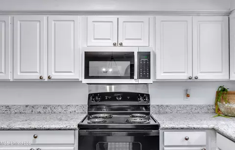 Kitchen - 667 Queen Cir, Jackson, MS 39209 photo 4 of 7