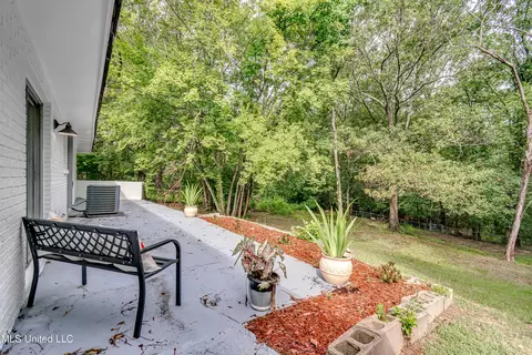 Exterior - 667 Queen Cir, Jackson, MS 39209 photo 5 of 6