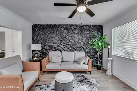 Living - 667 Queen Cir, Jackson, MS 39209 photo 2 of 2