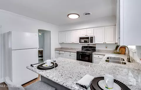 Kitchen - 667 Queen Cir, Jackson, MS 39209 photo 3 of 7