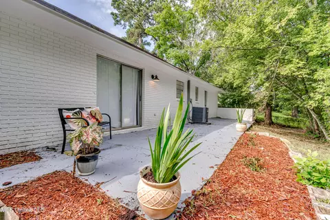 Exterior - 667 Queen Cir, Jackson, MS 39209 photo 4 of 6