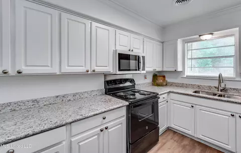 Kitchen - 667 Queen Cir, Jackson, MS 39209 photo 7 of 7