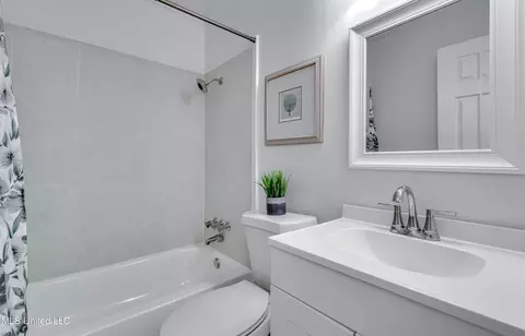 Bath - 667 Queen Cir, Jackson, MS 39209 photo 2 of 3