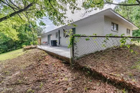 Exterior - 667 Queen Cir, Jackson, MS 39209 photo 2 of 6