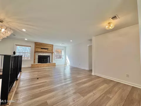 Living - 809 Green Acres Dr, Hernando, MS 38632 photo 5 of 6