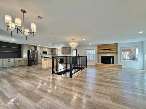 Living - 809 Green Acres Dr, Hernando, MS 38632 photo 3 of 6