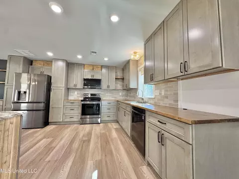 Kitchen - 809 Green Acres Dr, Hernando, MS 38632 photo 2 of 3
