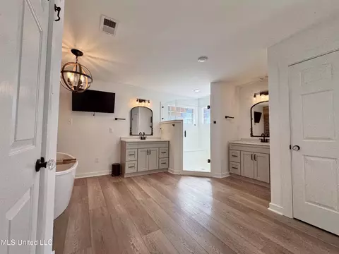 Bath - 809 Green Acres Dr, Hernando, MS 38632 photo 1 of 7