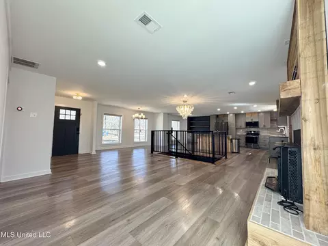Living - 809 Green Acres Dr, Hernando, MS 38632 photo 2 of 6