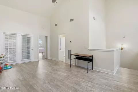 Living - 4 Bluff, Brandon, MS 39047 photo 4 of 4