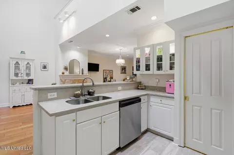 Kitchen - 4 Bluff, Brandon, MS 39047 photo 4 of 4