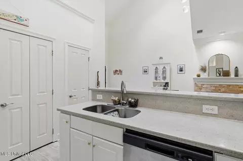 Kitchen - 4 Bluff, Brandon, MS 39047 photo 2 of 4