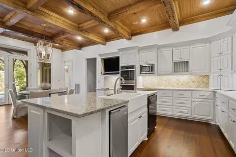 Kitchen - 460 Saint Andrews Dr, Jackson, MS 39211 photo 4 of 6