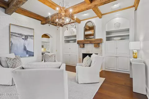 Living - 460 Saint Andrews Dr, Jackson, MS 39211 photo 6 of 8
