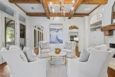Living - 460 Saint Andrews Dr, Jackson, MS 39211 photo 5 of 8