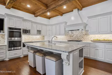 Kitchen - 460 Saint Andrews Dr, Jackson, MS 39211 photo 2 of 6