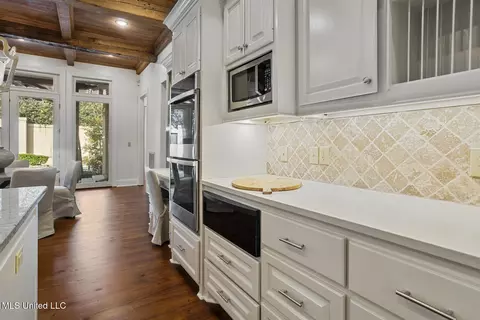 Kitchen - 460 Saint Andrews Dr, Jackson, MS 39211 photo 5 of 6