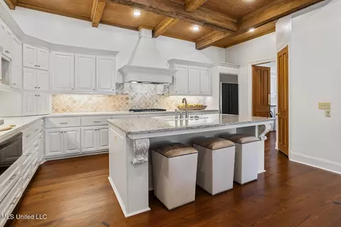 Kitchen - 460 Saint Andrews Dr, Jackson, MS 39211 photo 6 of 6