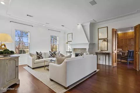Living - 460 Saint Andrews Dr, Jackson, MS 39211 photo 1 of 8