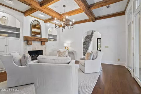 Living - 460 Saint Andrews Dr, Jackson, MS 39211 photo 7 of 8