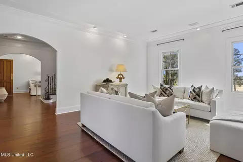 Living - 460 Saint Andrews Dr, Jackson, MS 39211 photo 4 of 8