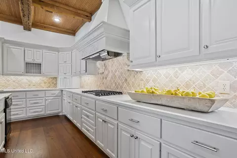 Kitchen - 460 Saint Andrews Dr, Jackson, MS 39211 photo 3 of 6