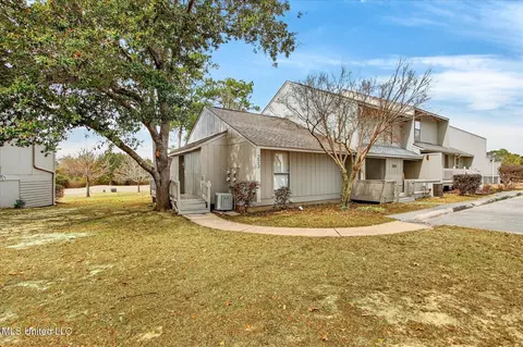 223 Highpoint Dr, Diamondhead, MS 39525