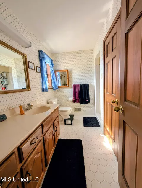 Bath - 2565 Odom Rd, Hernando, MS 38632 photo 2 of 3