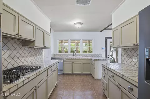 Kitchen - 1439 Brecon Dr, Jackson, MS 39211 photo 4 of 4