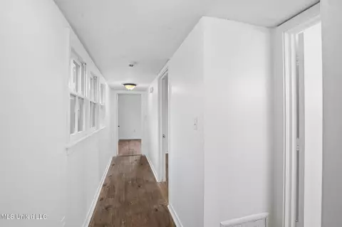 Entry Way - 1439 Brecon Dr, Jackson, MS 39211 photo 2 of 2