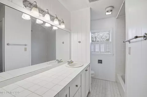 Bath - 1439 Brecon Dr, Jackson, MS 39211 photo 1 of 2
