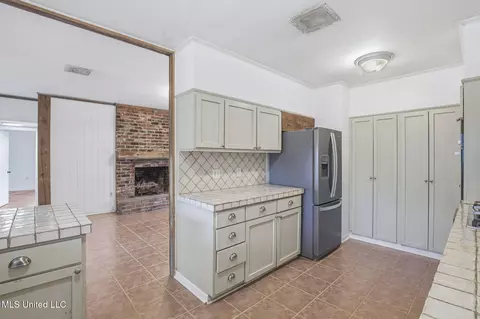 Kitchen - 1439 Brecon Dr, Jackson, MS 39211 photo 2 of 4