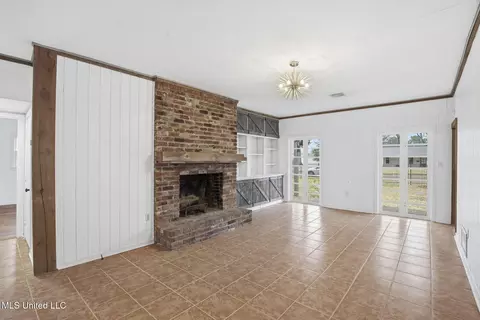 Living - 1439 Brecon Dr, Jackson, MS 39211 photo 2 of 3