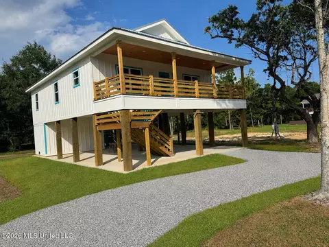 318 Hillcrest St, Waveland, MS 39576