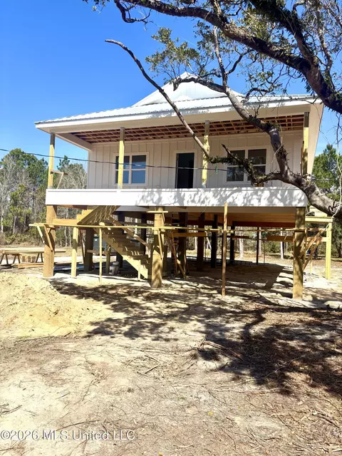 318 Hillcrest St, Waveland, MS 39576