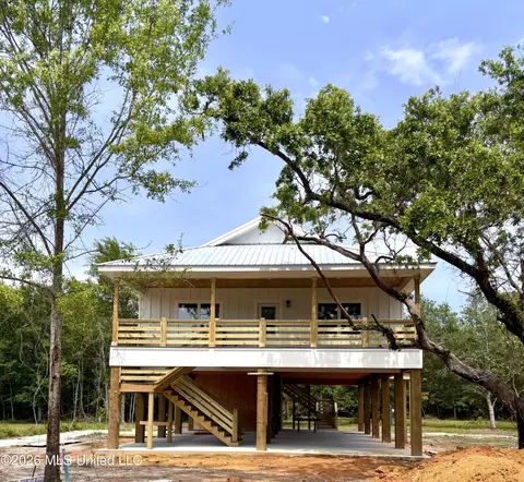 318 Hillcrest St, Waveland, MS 39576
