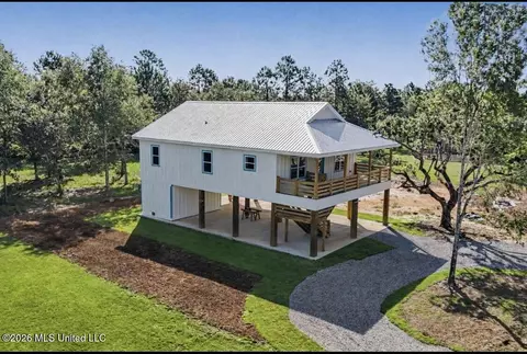 318 Hillcrest St, Waveland, MS 39576