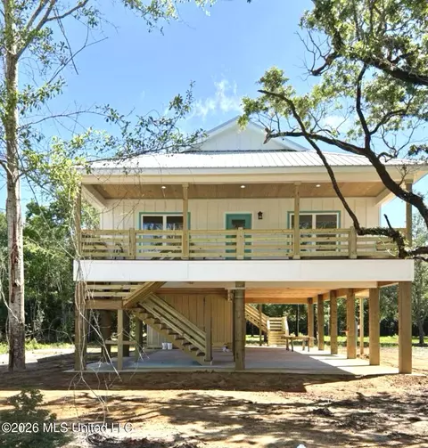 318 Hillcrest St, Waveland, MS 39576