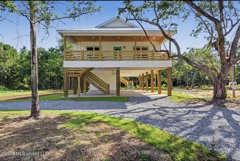 318 Hillcrest St, Waveland, MS 39576