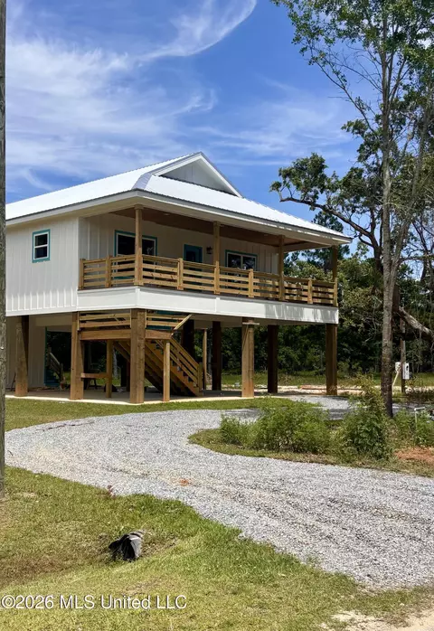 318 Hillcrest St, Waveland, MS 39576