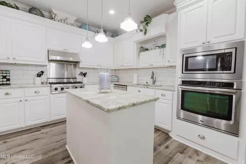 Kitchen - 263 Lighthouse Ln, Brandon, MS 39047 photo 2 of 2
