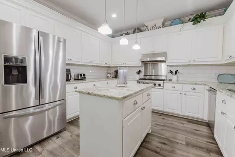 Kitchen - 263 Lighthouse Ln, Brandon, MS 39047 photo 1 of 2