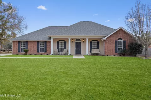 1118 Grove St, Waveland, MS 39576