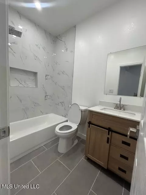 Bath - 404 Downing St, Jackson, MS 39216 photo 3 of 3