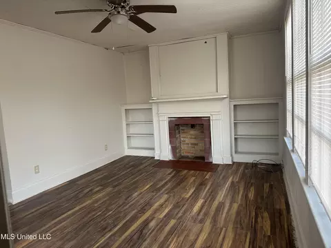 Living - 4413 Dixie Dr, Jackson, MS 39209 photo 2 of 9
